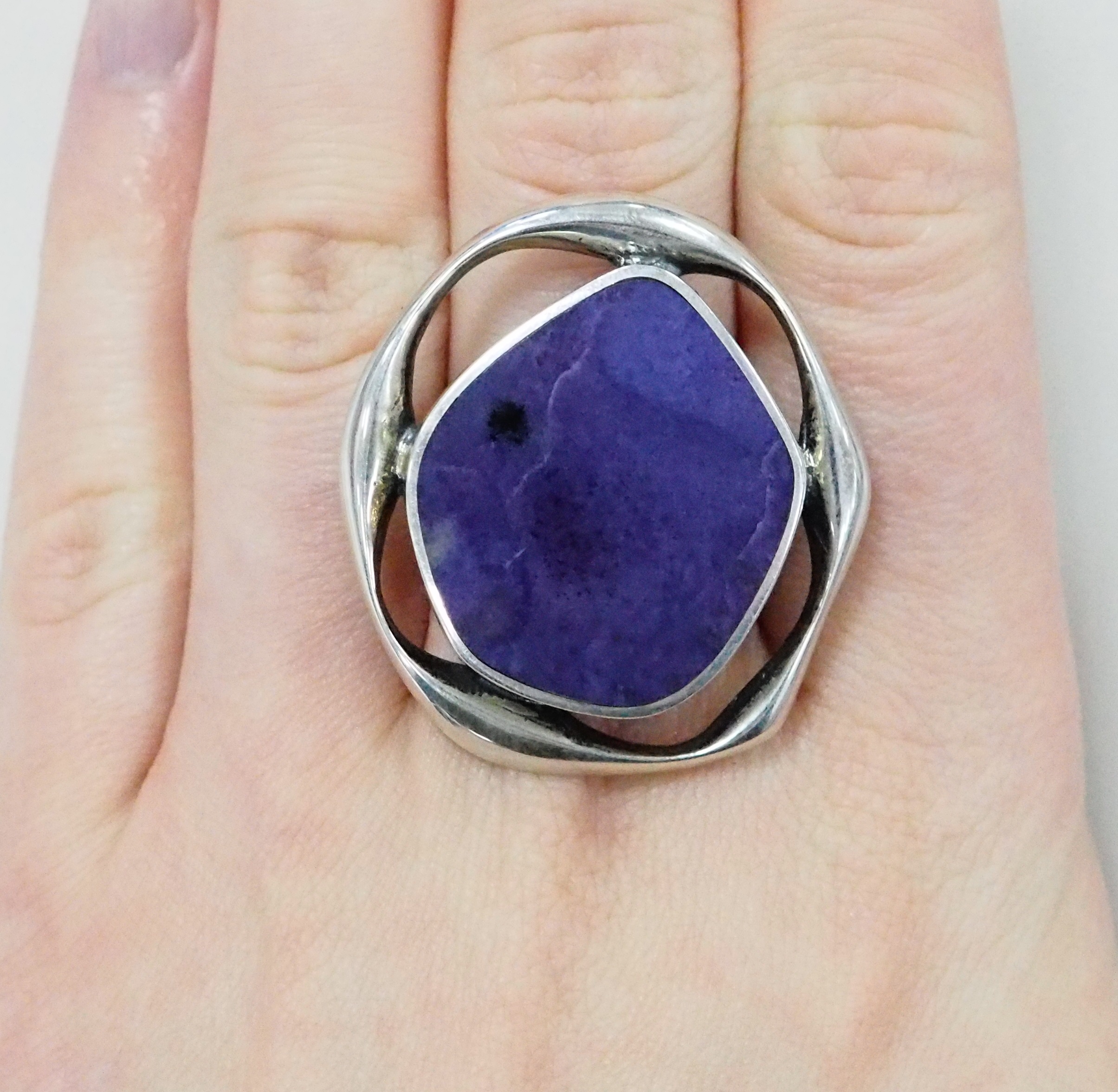 Серебряное кольцо 925 пробы; оксидирование; вставки 1 Чароит;